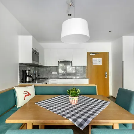 Alpine Club 아파트호텔 4*